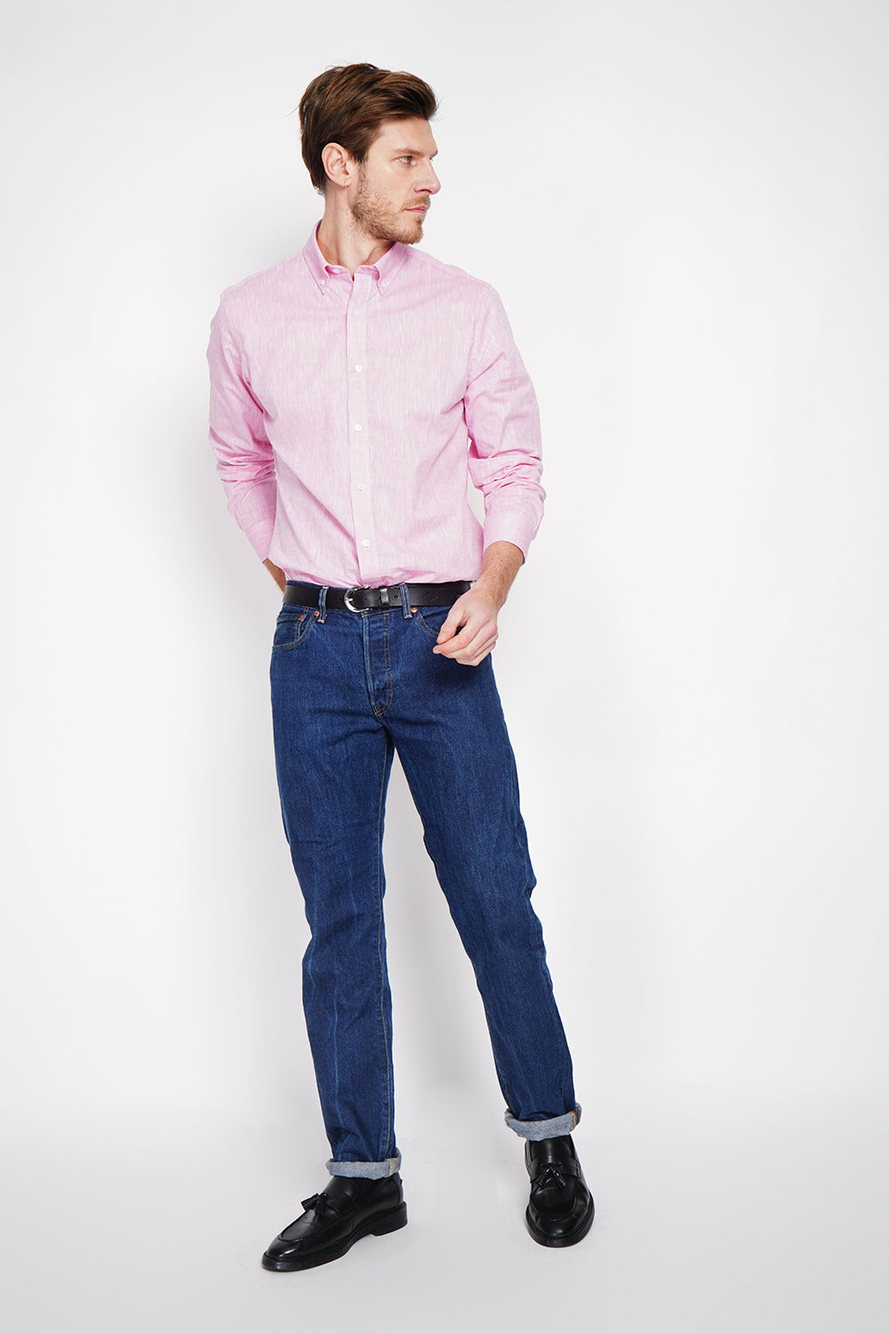 Straight cut shirt with classic collar and rounded cuff with two buttons