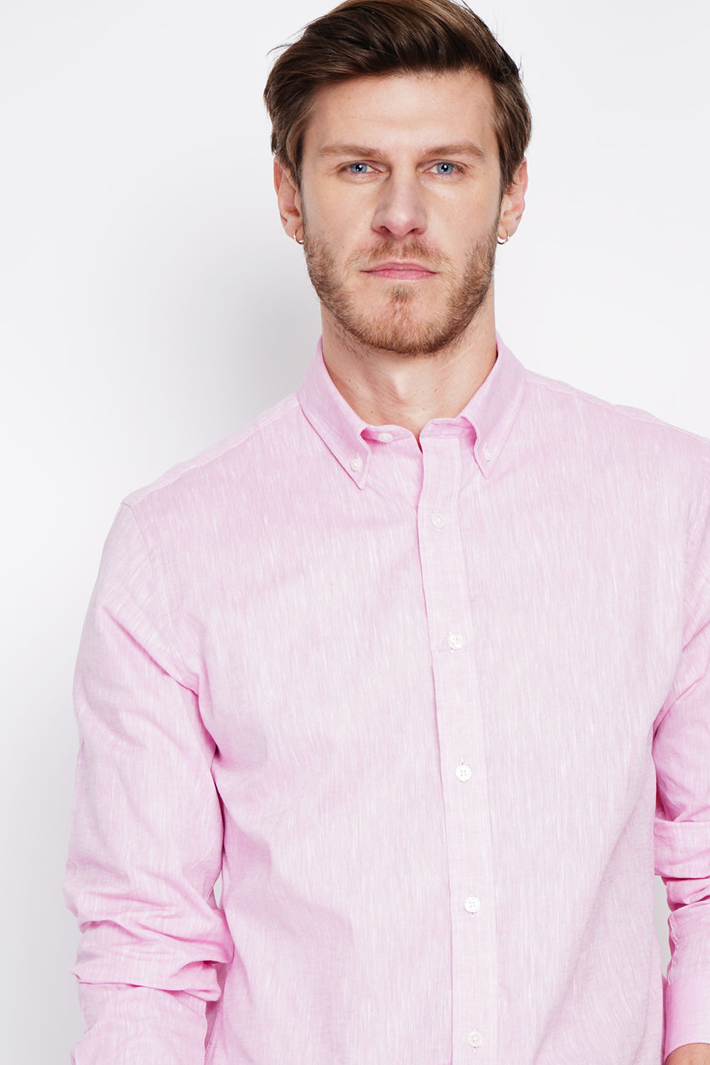 Straight cut shirt with classic collar and rounded cuff with two buttons