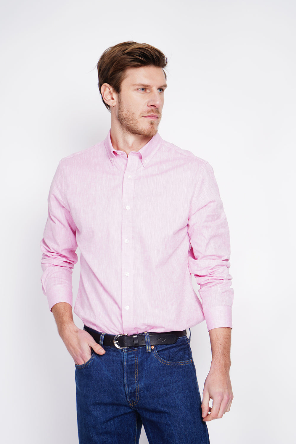 Straight cut shirt with classic collar and rounded cuff with two buttons