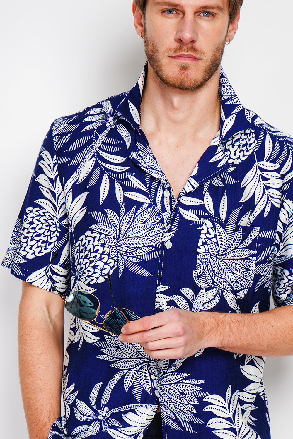 Short sleeve Hawaiian shirts with button front and chest pocket