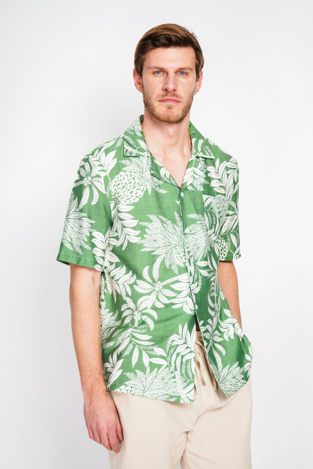 Short sleeve Hawaiian shirts with button front and chest pocket