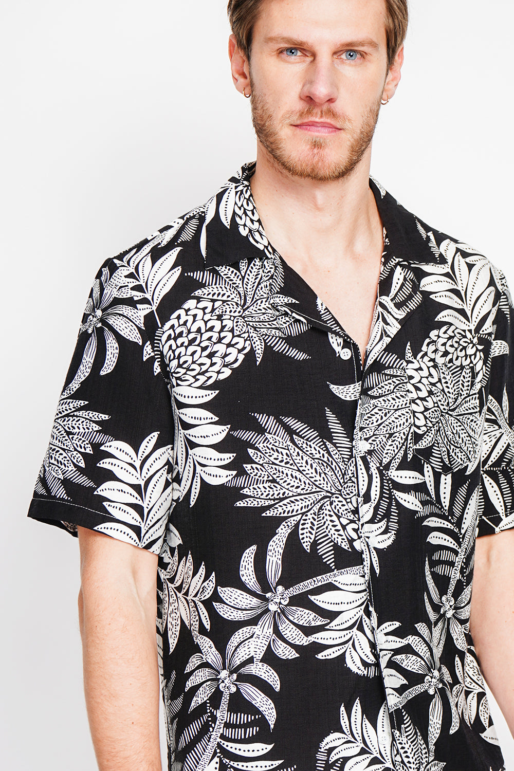 Short sleeve Hawaiian shirts with button front and chest pocket