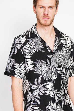 Short sleeve Hawaiian shirts with button front and chest pocket