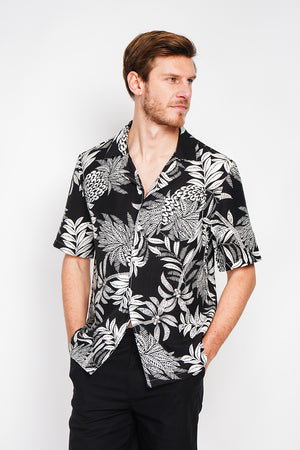 Short sleeve Hawaiian shirts with button front and chest pocket