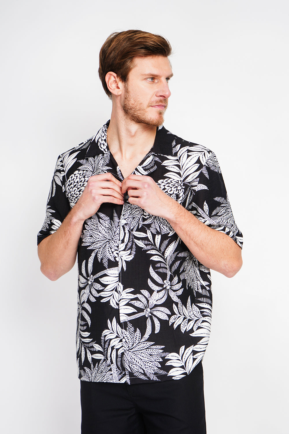 Short sleeve Hawaiian shirts with button front and chest pocket