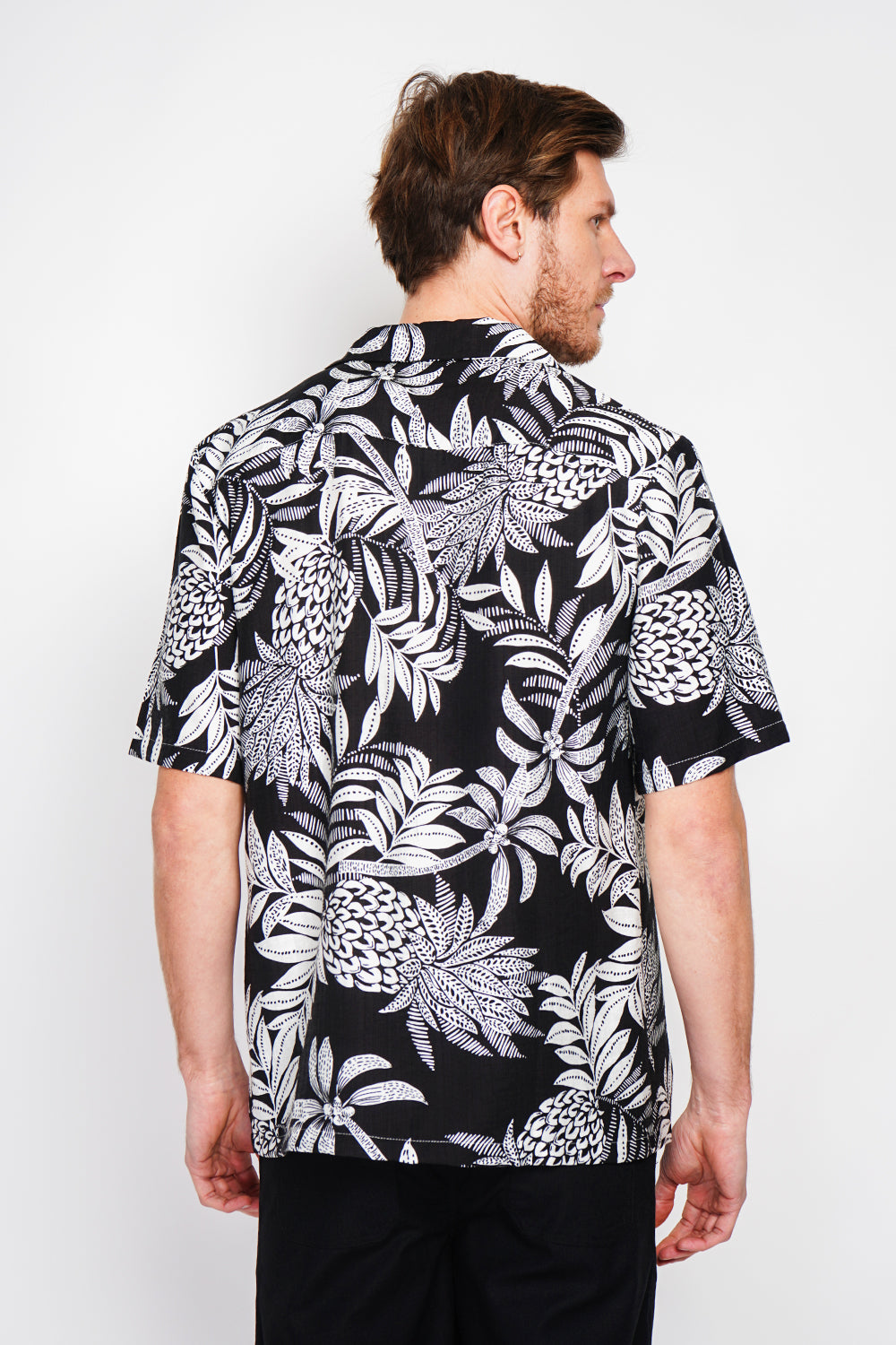 Short sleeve Hawaiian shirts with button front and chest pocket