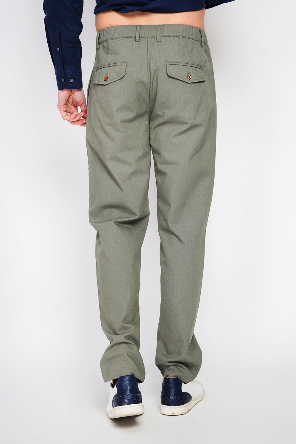 Semi-slim cut pants, elasticated waistband, 2 front side pockets, 2 back pockets