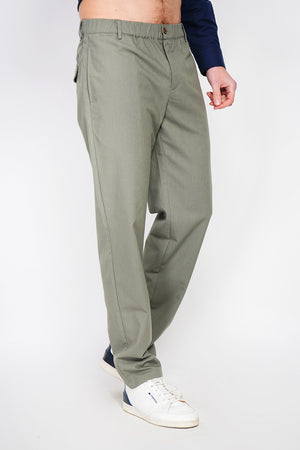 Semi-slim cut pants, elasticated waistband, 2 front side pockets, 2 back pockets