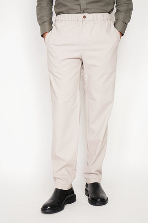 Semi-slim cut pants, elasticated waistband, 2 front side pockets, 2 back pockets