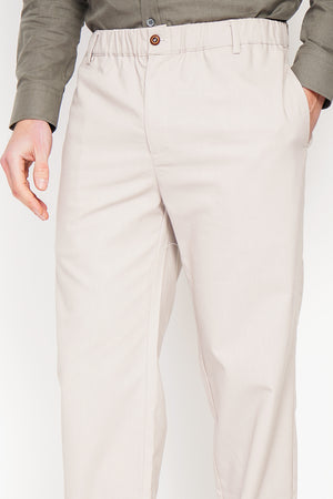 Semi-slim cut pants, elasticated waistband, 2 front side pockets, 2 back pockets