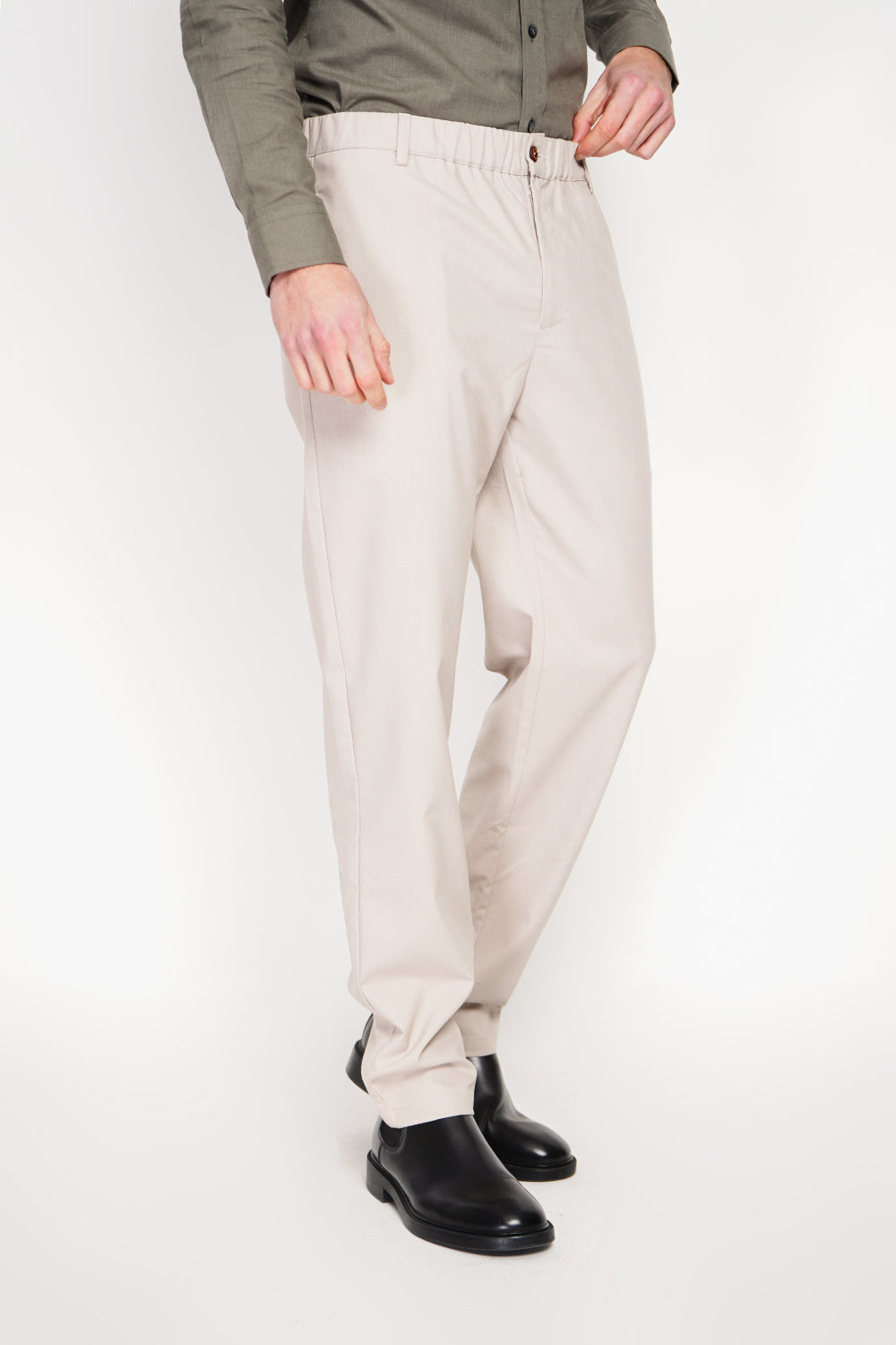 Semi-slim cut pants, elasticated waistband, 2 front side pockets, 2 back pockets