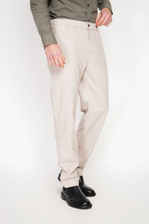 Semi-slim cut pants, elasticated waistband, 2 front side pockets, 2 back pockets