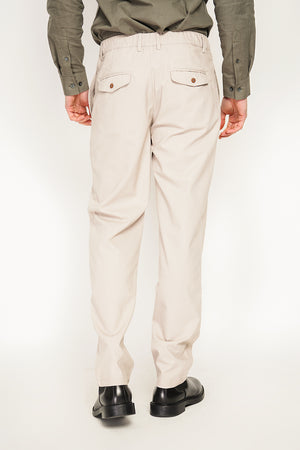 Semi-slim cut pants, elasticated waistband, 2 front side pockets, 2 back pockets