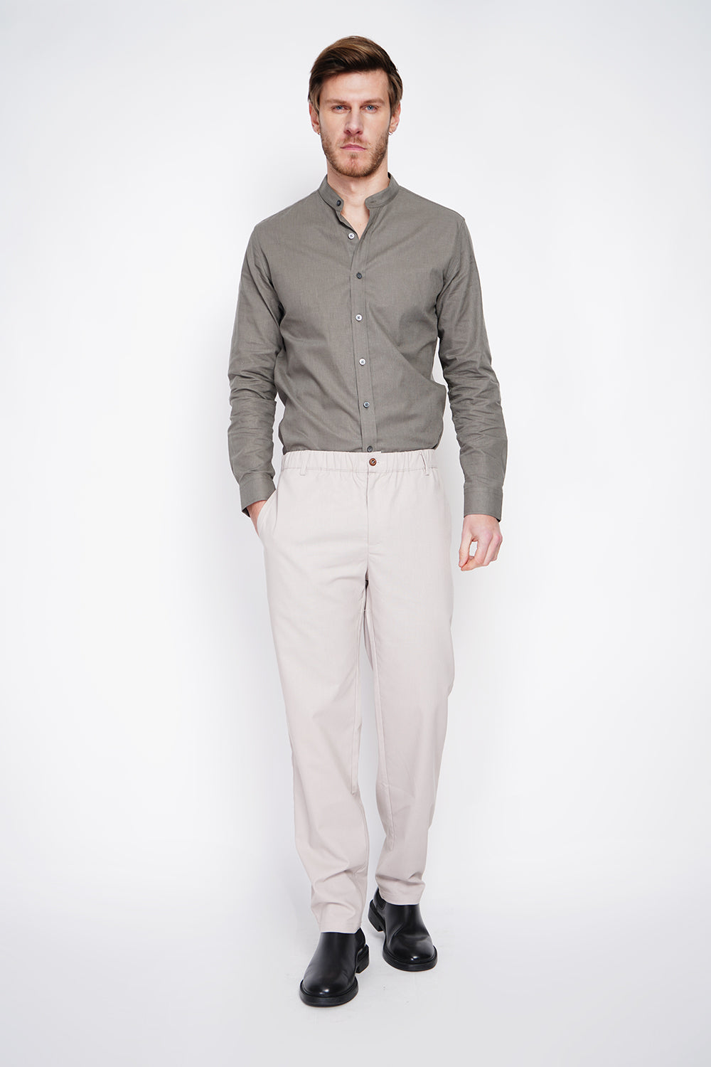 Semi-slim cut pants, elasticated waistband, 2 front side pockets, 2 back pockets