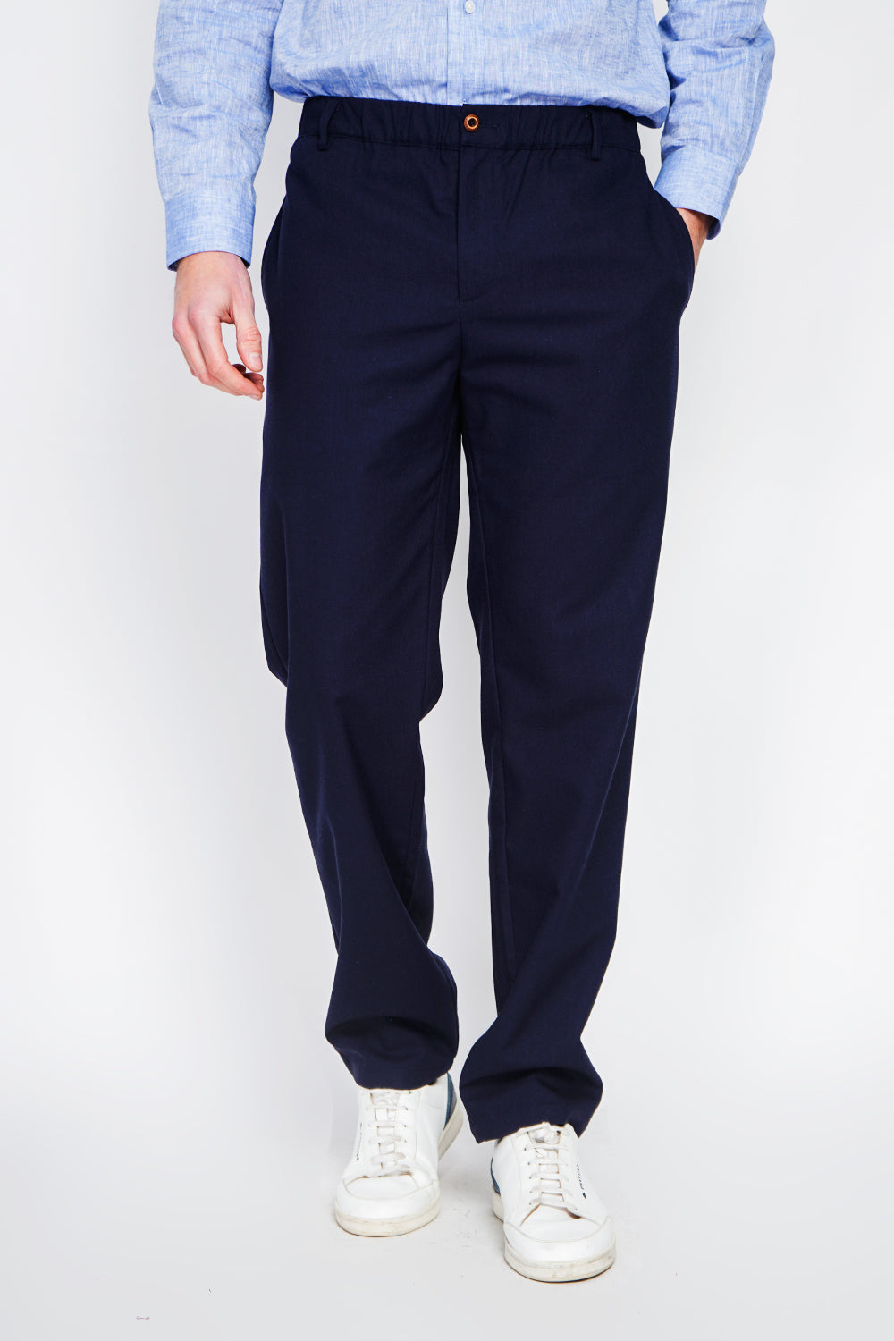 Semi-slim cut pants, elasticated waistband, 2 front side pockets, 2 back pockets