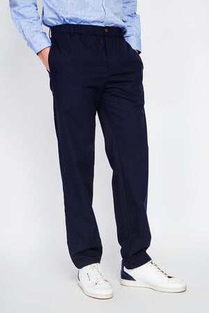 Semi-slim cut pants, elasticated waistband, 2 front side pockets, 2 back pockets