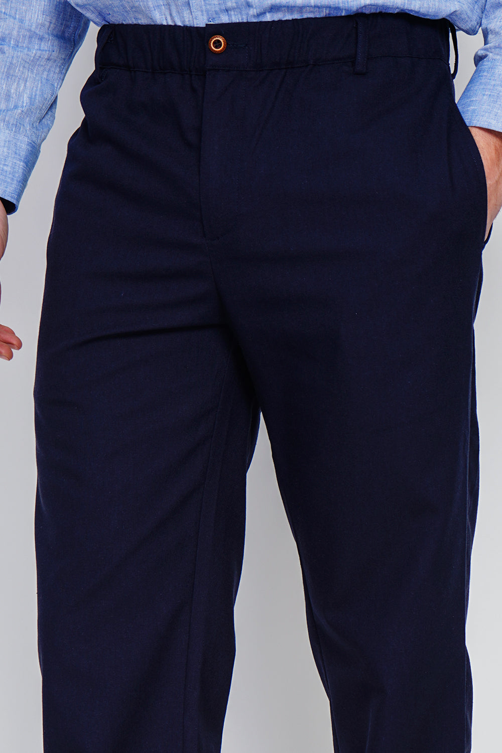 Semi-slim cut pants, elasticated waistband, 2 front side pockets, 2 back pockets