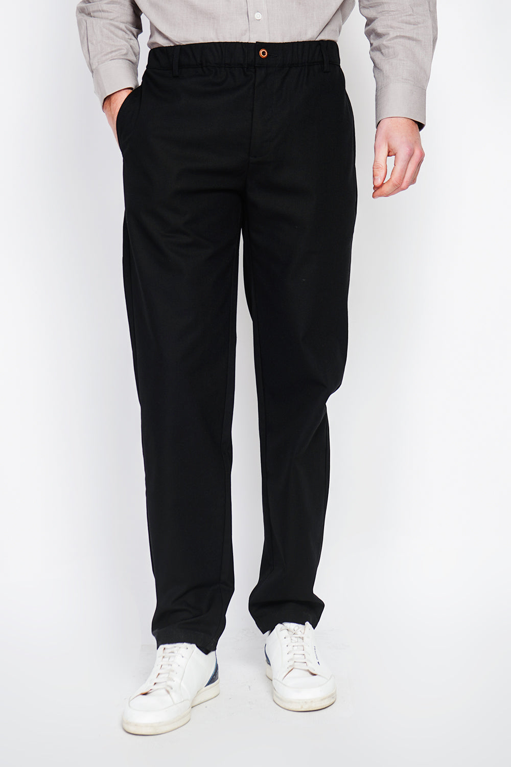 Semi-slim cut pants, elasticated waistband, 2 front side pockets, 2 back pockets