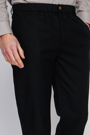 Semi-slim cut pants, elasticated waistband, 2 front side pockets, 2 back pockets