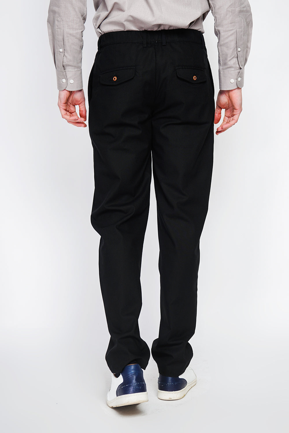 Semi-slim cut pants, elasticated waistband, 2 front side pockets, 2 back pockets