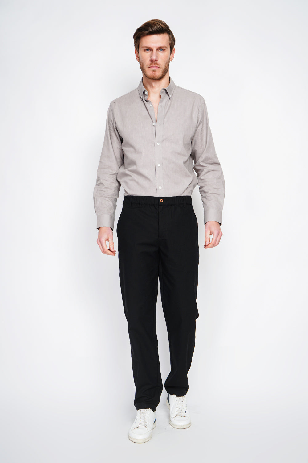 Semi-slim cut pants, elasticated waistband, 2 front side pockets, 2 back pockets