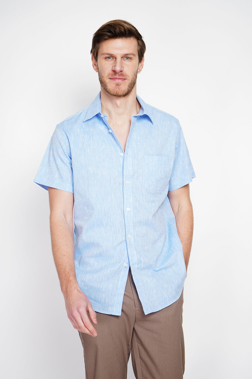 Straight cut shirt with pocket, classic collar, short sleeves