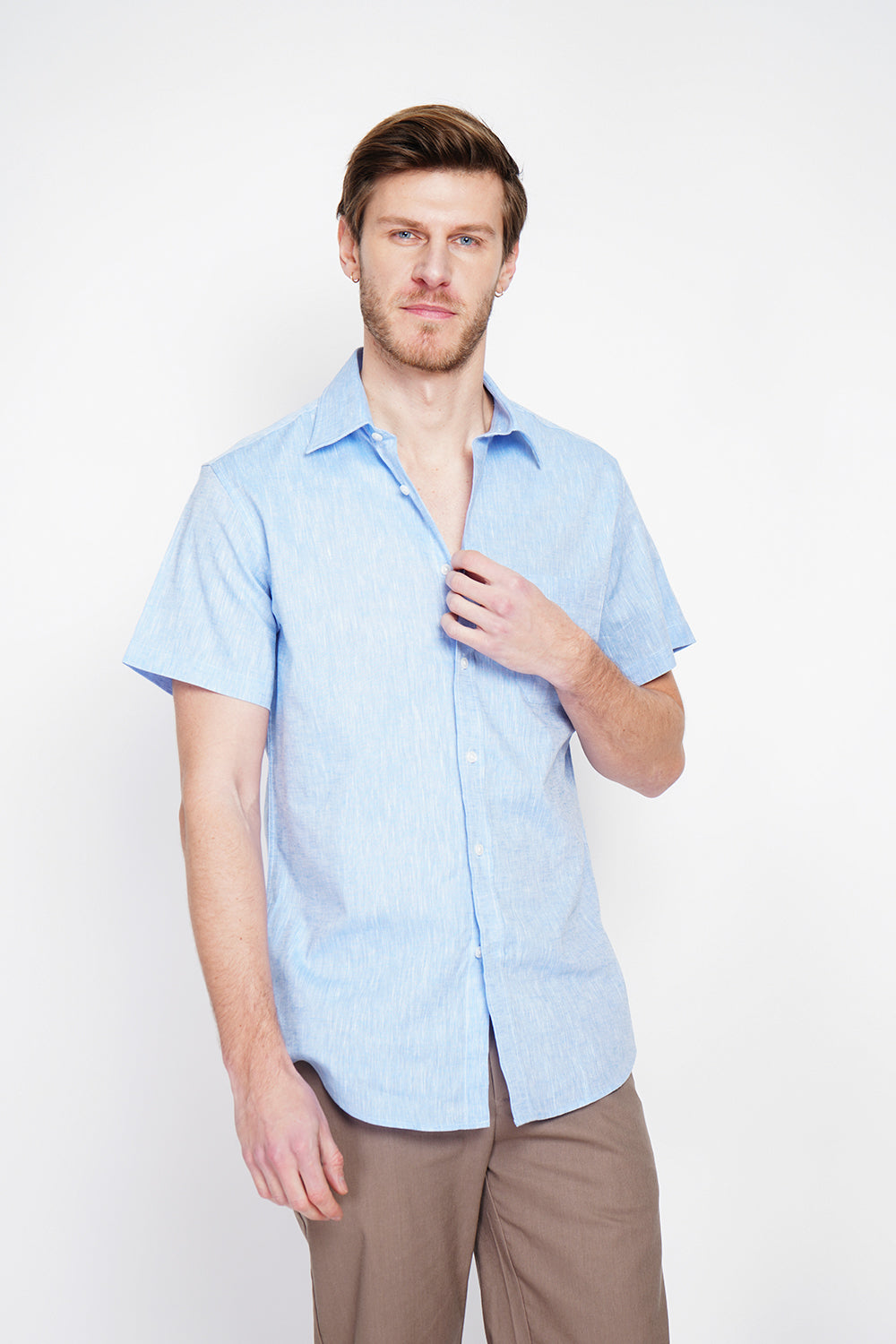 Straight cut shirt with pocket, classic collar, short sleeves