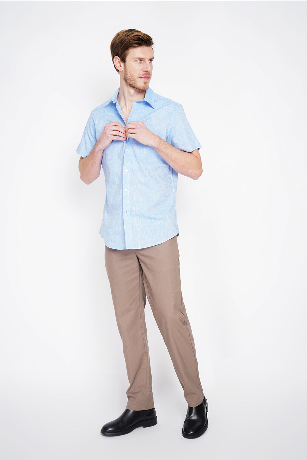 Straight cut shirt with pocket, classic collar, short sleeves