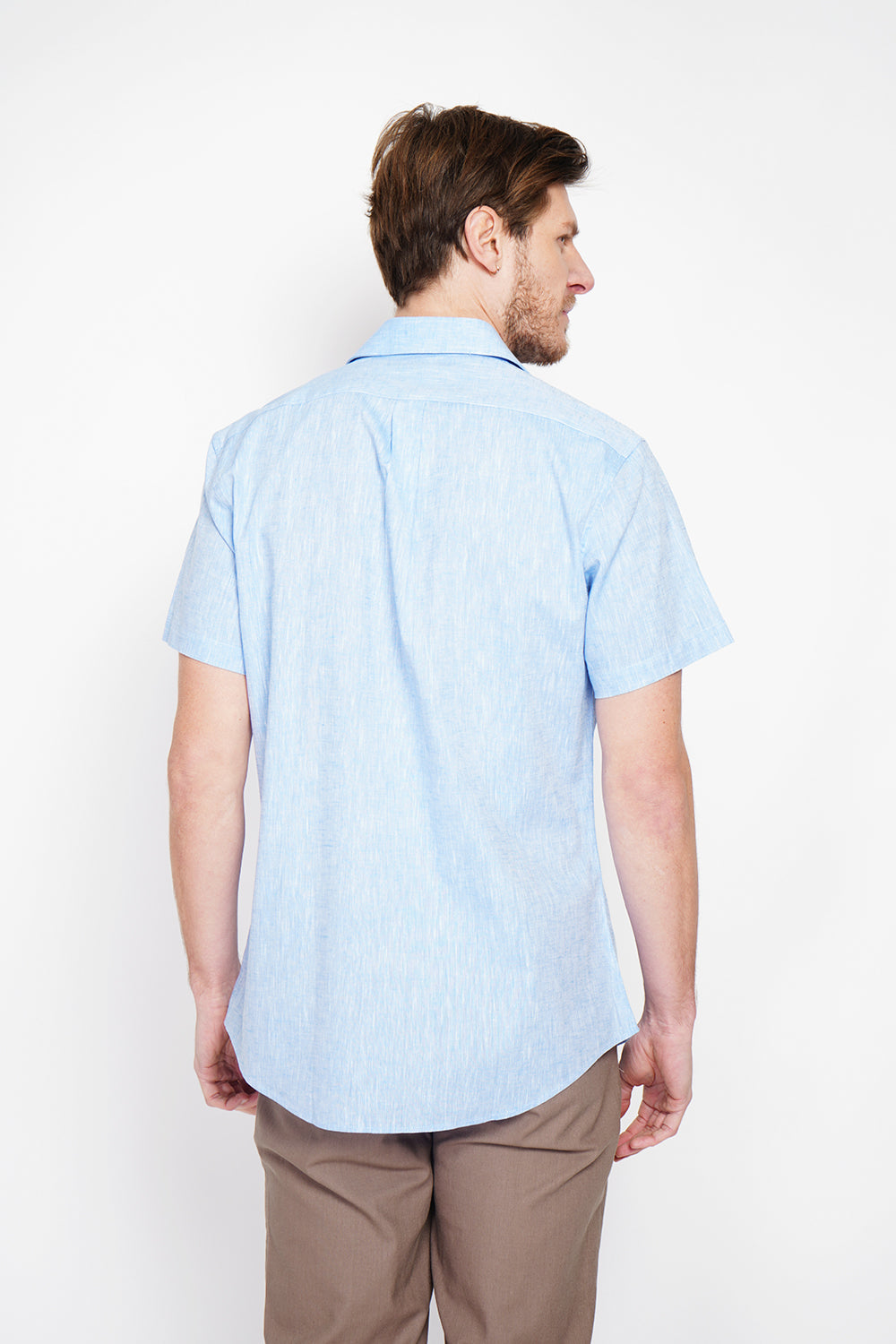 Straight cut shirt with pocket, classic collar, short sleeves