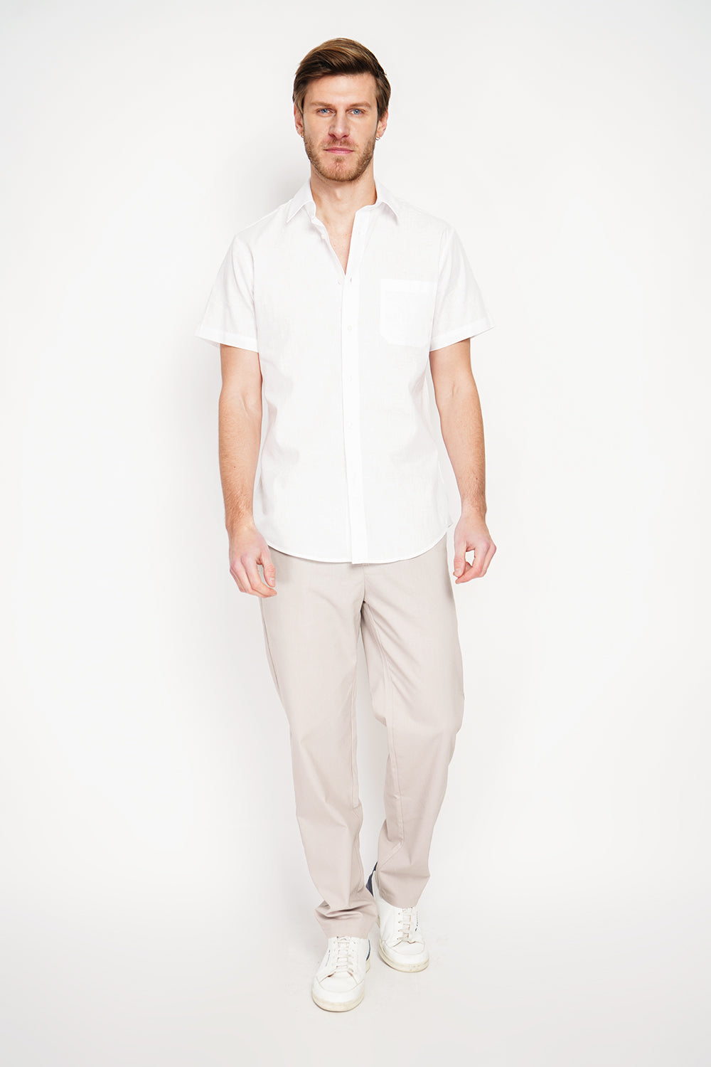 Straight cut shirt with pocket, classic collar, short sleeves