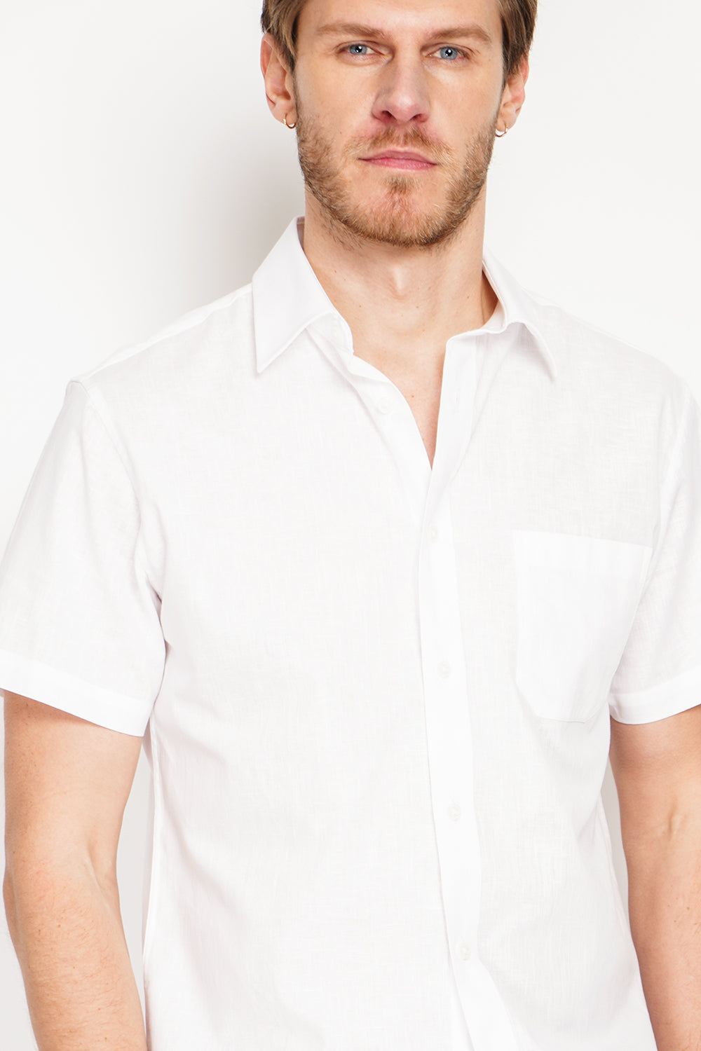 Straight cut shirt with pocket, classic collar, short sleeves