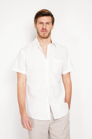 Straight cut shirt with pocket, classic collar, short sleeves