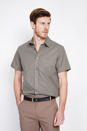 Straight cut shirt with pocket, classic collar, short sleeves