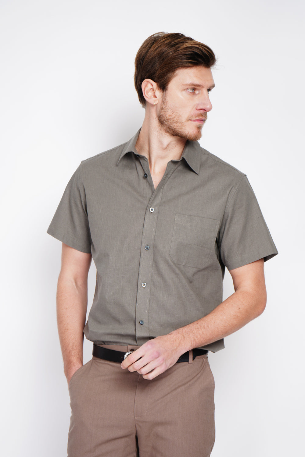 Straight cut shirt with pocket, classic collar, short sleeves