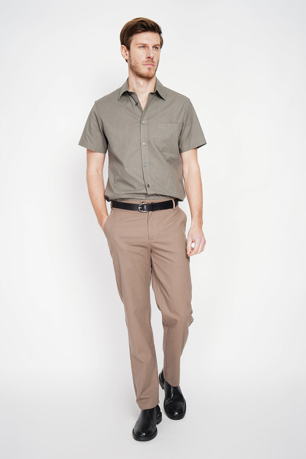 Straight cut shirt with pocket, classic collar, short sleeves