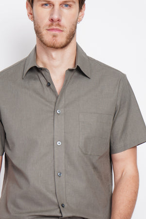 Straight cut shirt with pocket, classic collar, short sleeves