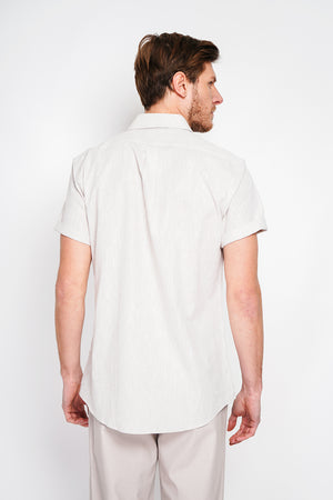 Straight cut shirt with pocket, classic collar, short sleeves