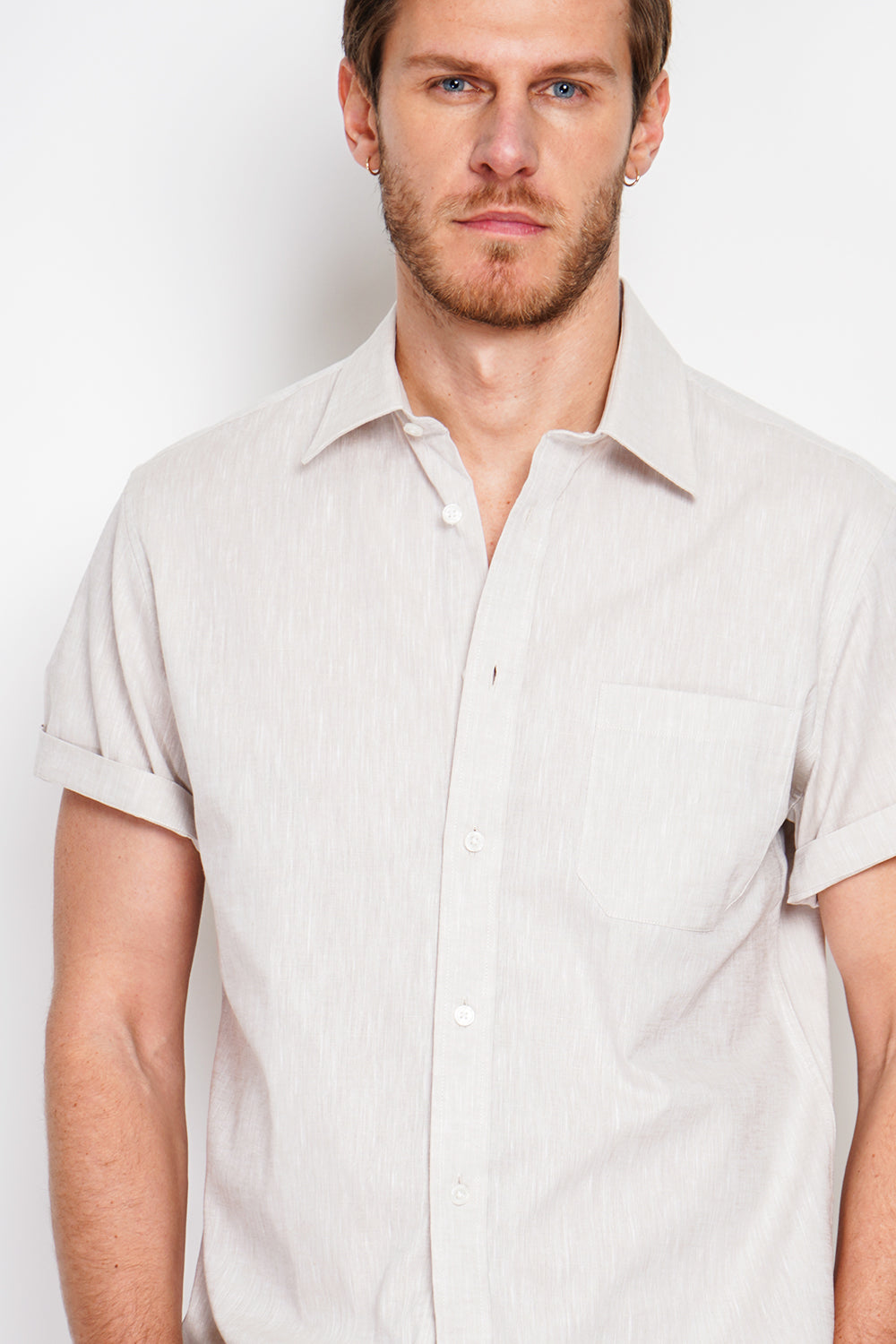 Straight cut shirt with pocket, classic collar, short sleeves