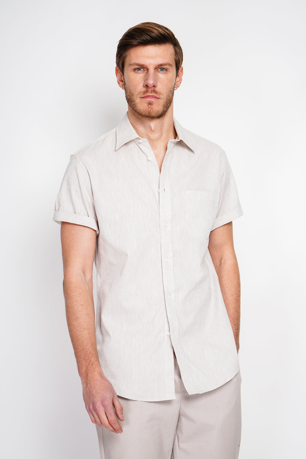 Straight cut shirt with pocket, classic collar, short sleeves