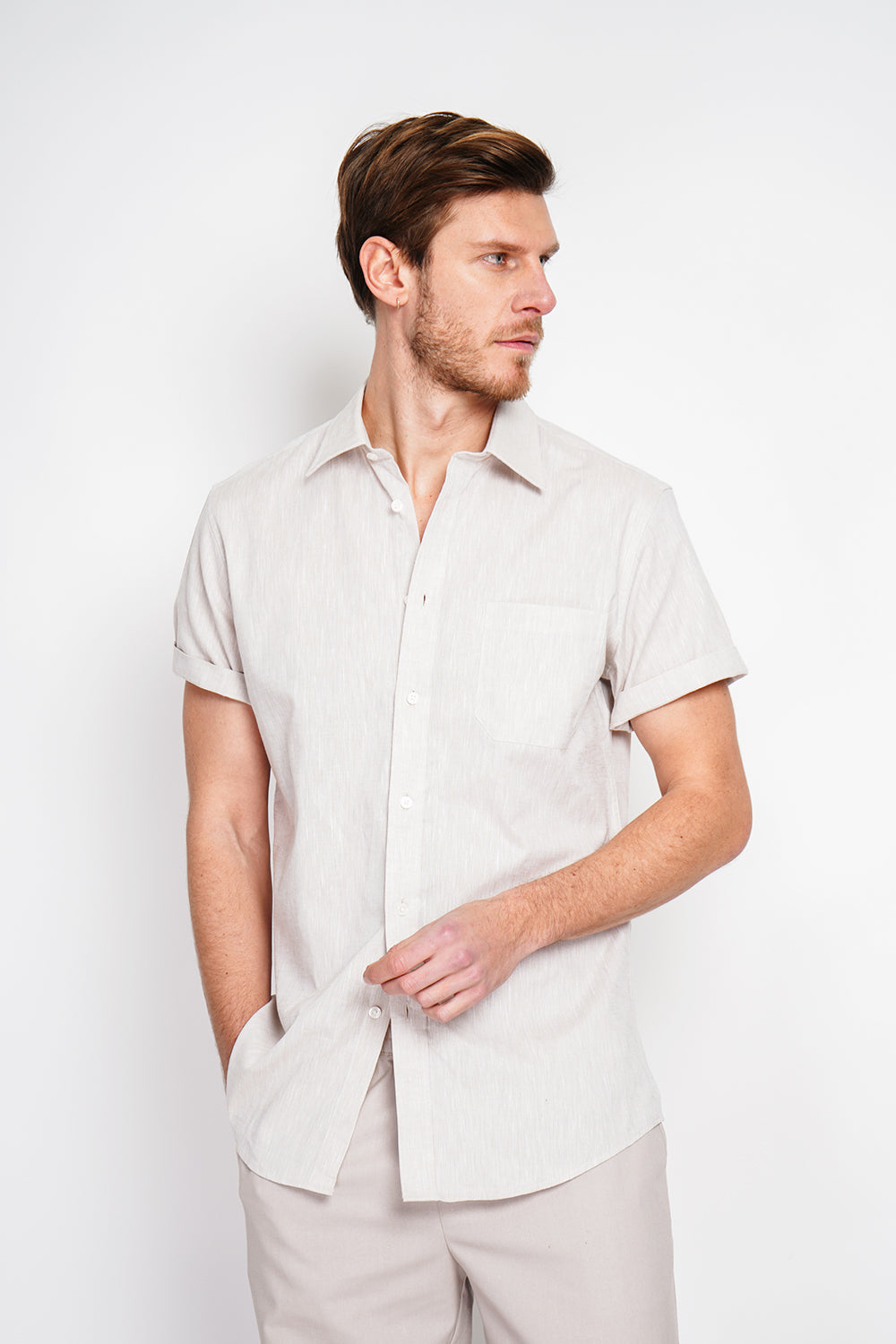 Straight cut shirt with pocket, classic collar, short sleeves