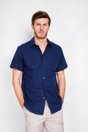 Straight cut shirt with pocket, classic collar, short sleeves