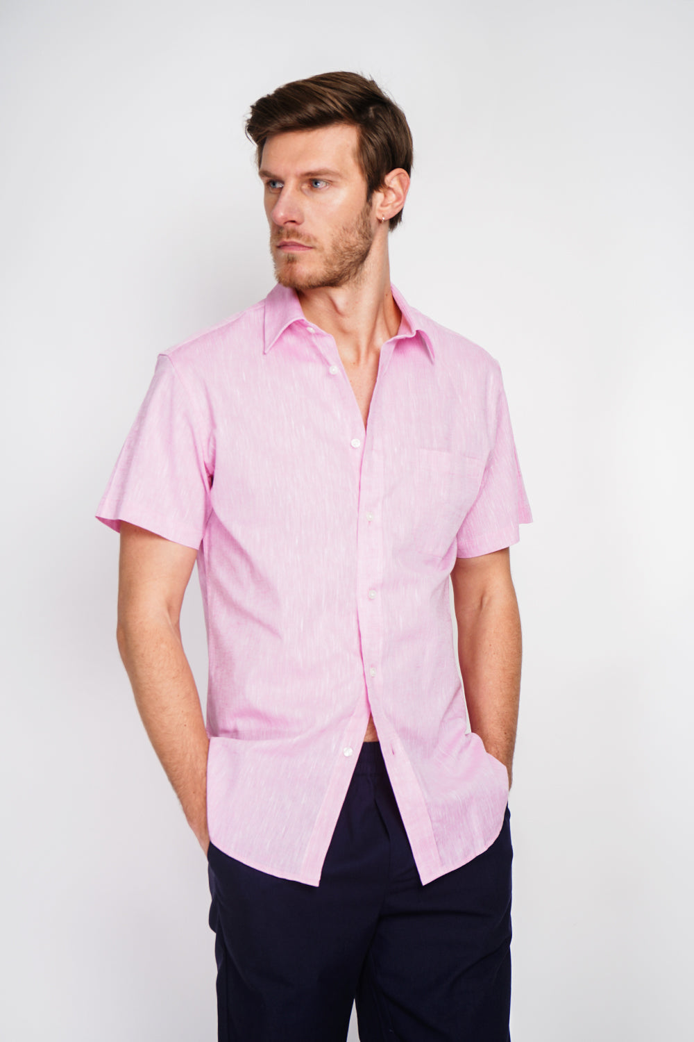 Straight cut shirt with pocket, classic collar, short sleeves