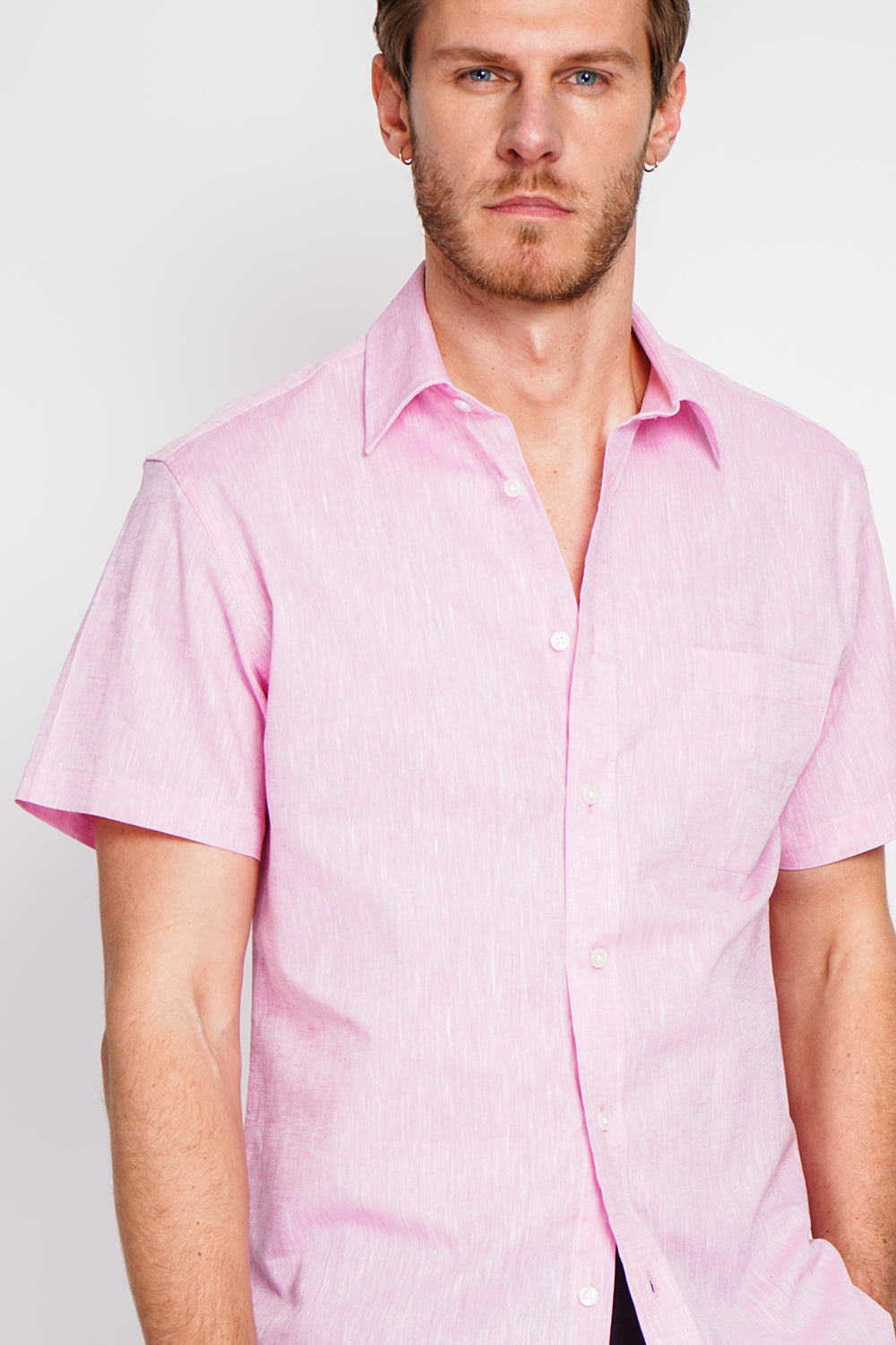 Straight cut shirt with pocket, classic collar, short sleeves