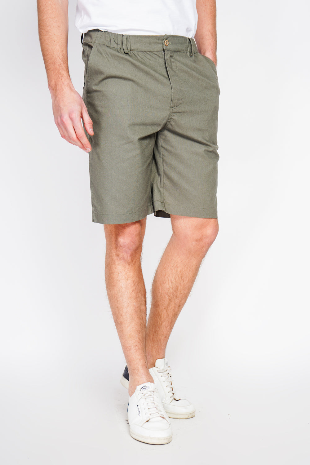 Semi-slim cut Bermuda shorts, Elastic waistband, 2 side pockets, 2 back pockets