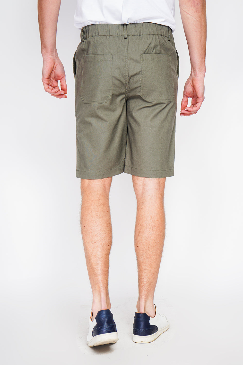 Semi-slim cut Bermuda shorts, Elastic waistband, 2 side pockets, 2 back pockets