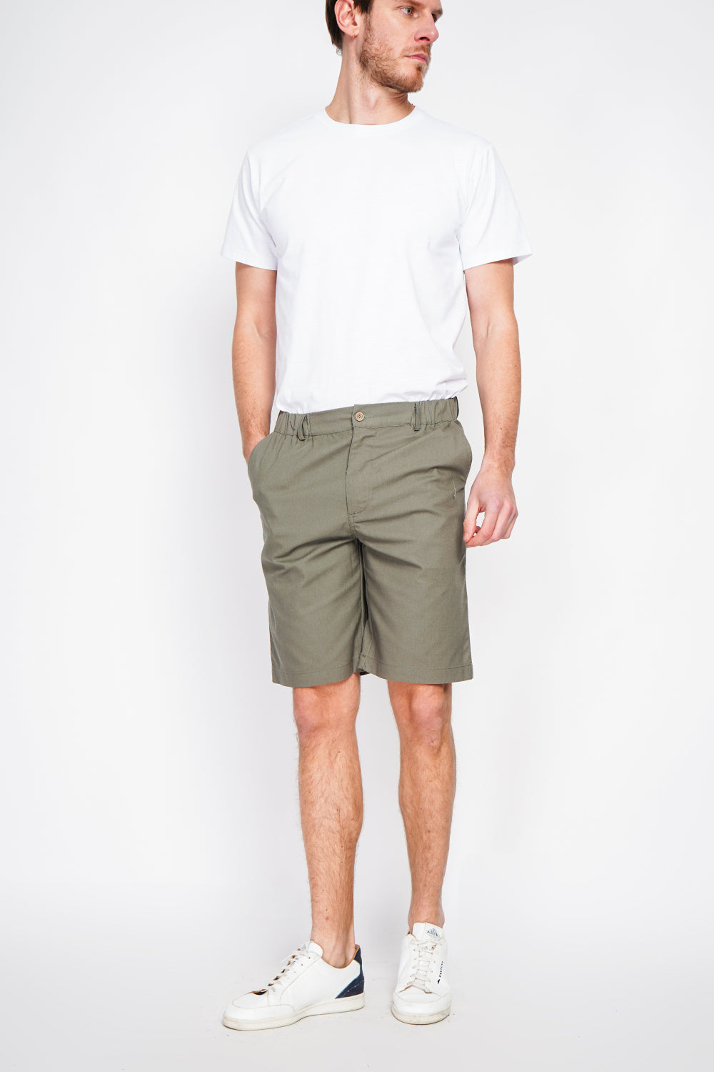 Semi-slim cut Bermuda shorts, Elastic waistband, 2 side pockets, 2 back pockets