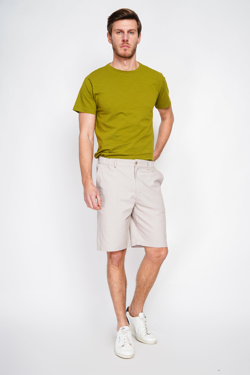 Semi-slim cut Bermuda shorts, Elastic waistband, 2 side pockets, 2 back pockets