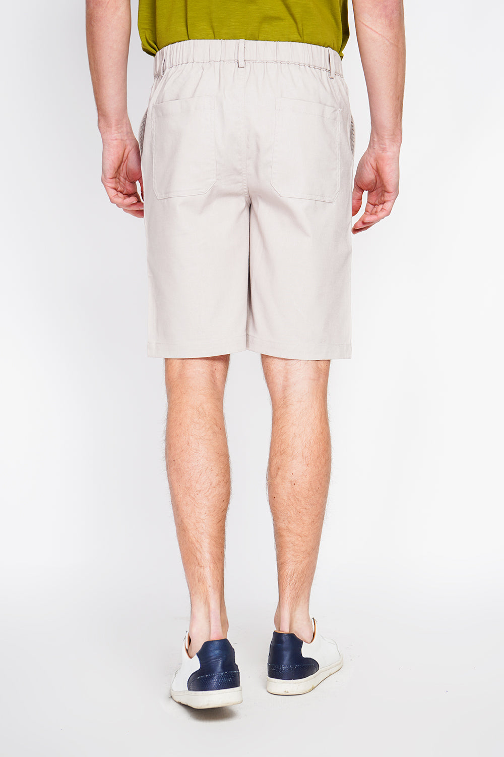 Semi-slim cut Bermuda shorts, Elastic waistband, 2 side pockets, 2 back pockets