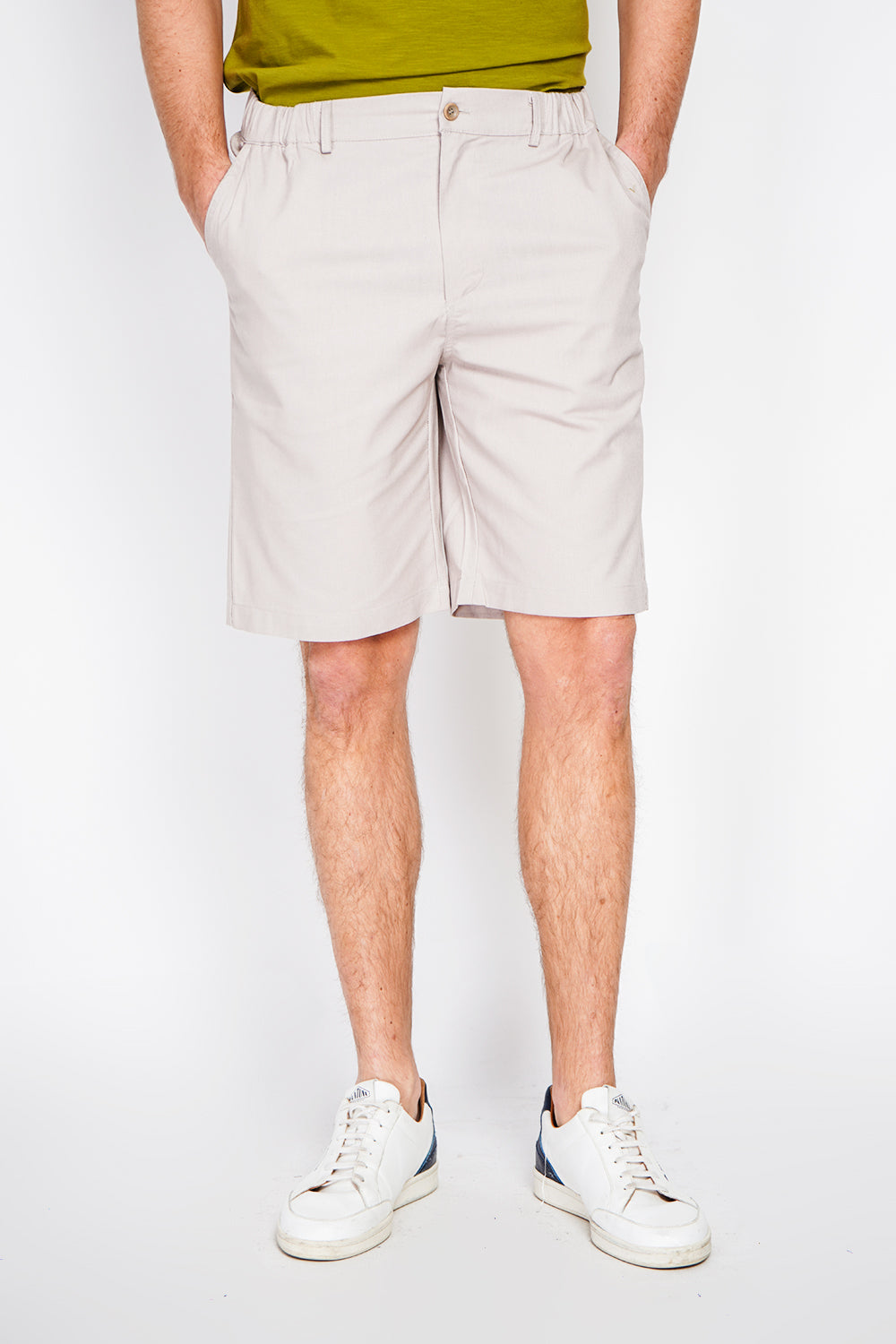 Semi-slim cut Bermuda shorts, Elastic waistband, 2 side pockets, 2 back pockets