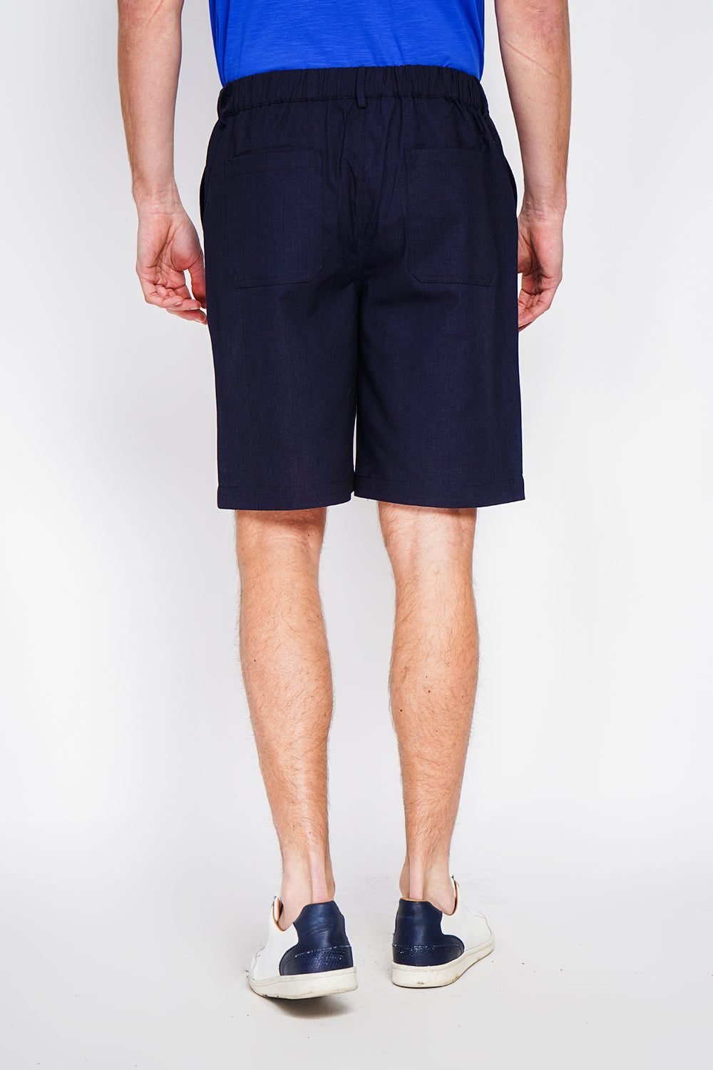 Semi-slim cut Bermuda shorts, Elastic waistband, 2 side pockets, 2 back pockets